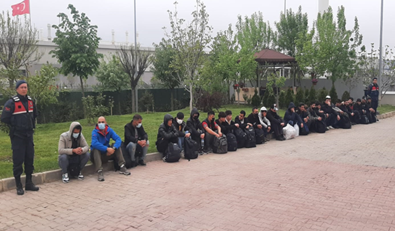 Dilovası’nda 27 kaçak göçmen yakalandı