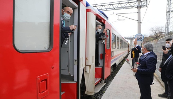 Dilovası’nda Ada Treni çiçeklerle karşılandı
