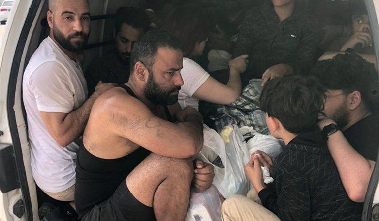 Dilovası’nda durdurulan araçtan 32 kaçak göçmen çıktı