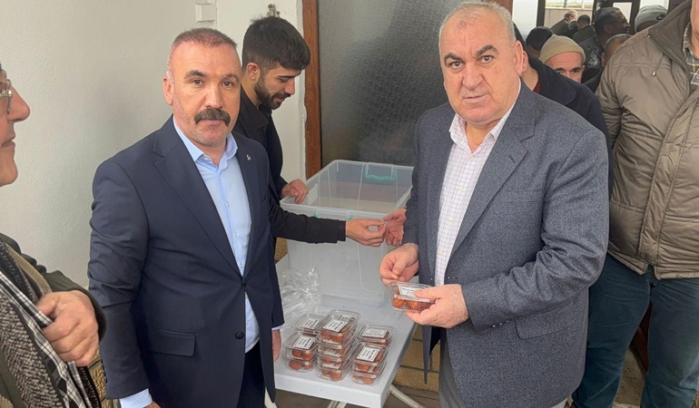 Dilovası’nda MHP’liler Murat Ülküşen lokma dağıttı