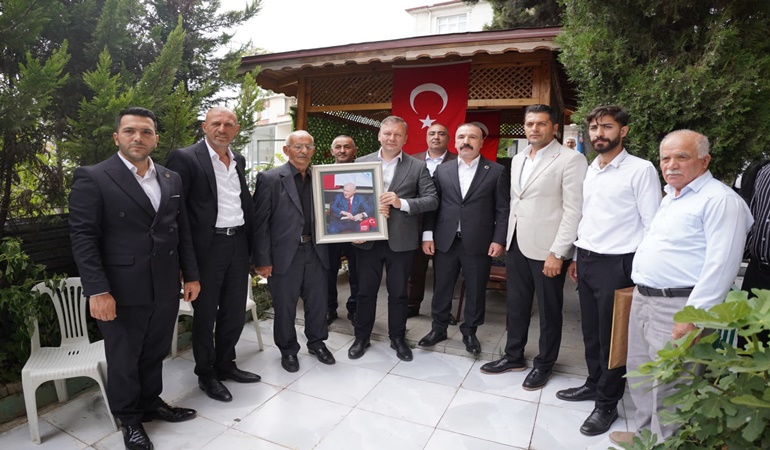 Dilovası’nda MHP’liler şehit ailesine Bahçeli’nin fotoğrafını götürdü