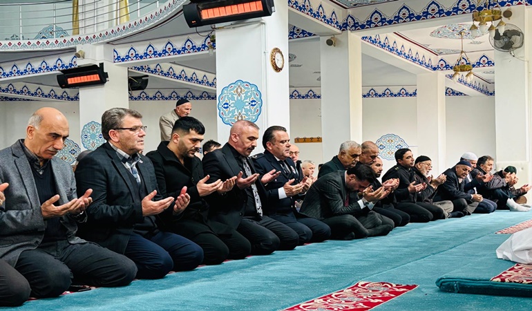 Dilovası’nda MHP’liler şehitler için ellerini semaya kaldırdı