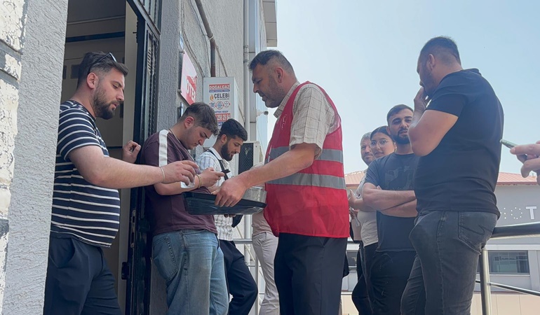 Dilovası’nda MHP’liler sıra bekleyen vatandaşlara su ve çay ikram etti