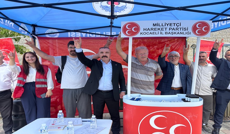Dilovası’nda MHP’liler TOKİ konutlarında stant kurup üye kaydı yaptı