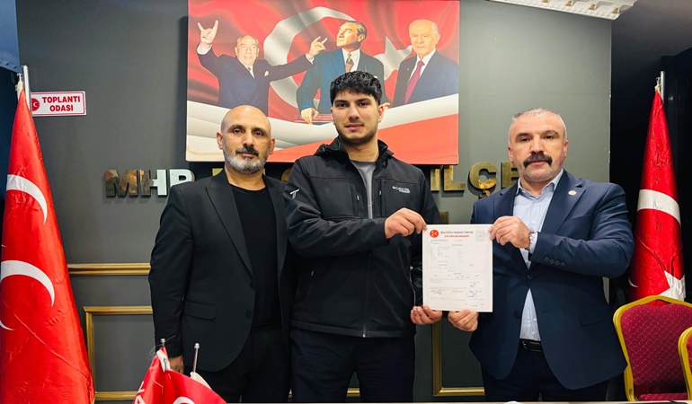 Dilovası’nda MHP’liler yaşı küçük, yüreği büyük genci onurlandırdı