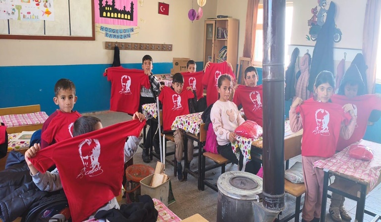 Dilovası’nda MHP’lilerden Vanlı çocuklara anlamlı destek