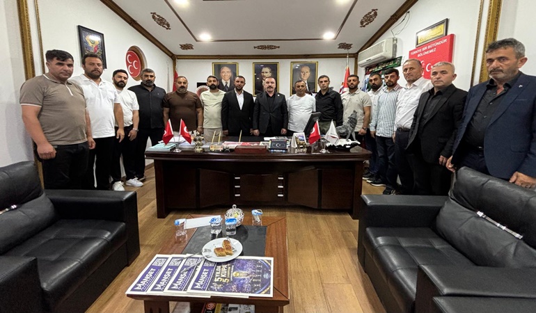 Dilovası’nda MHP’yi ziyaret eden edene