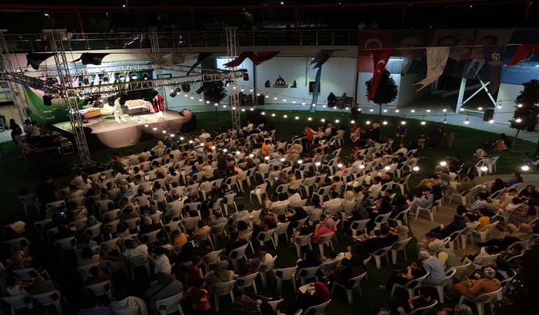 Dilovası’nda tiyatro rüzgârı esti