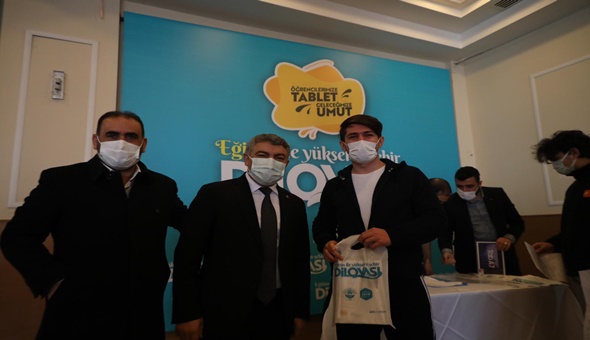 Dilovası’nda üniversite öğrencileri tabletlerine kavuştu