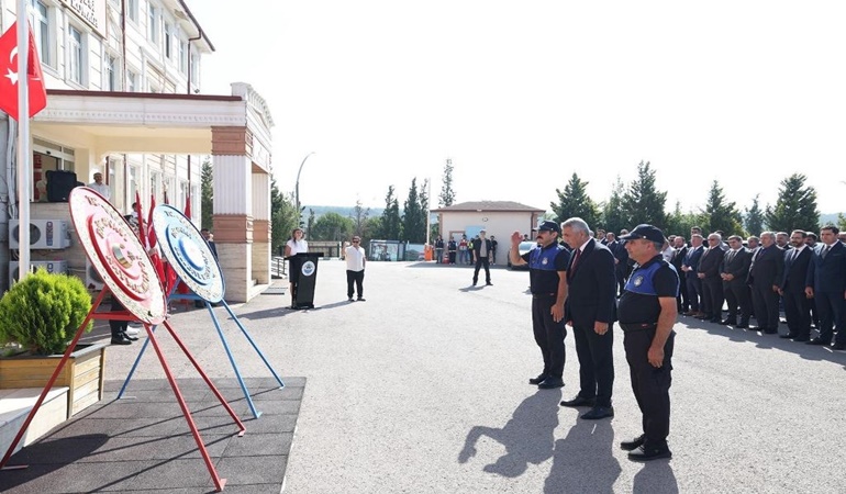 Dilovası’nda Zafer Bayramı için çelenk sunuldu