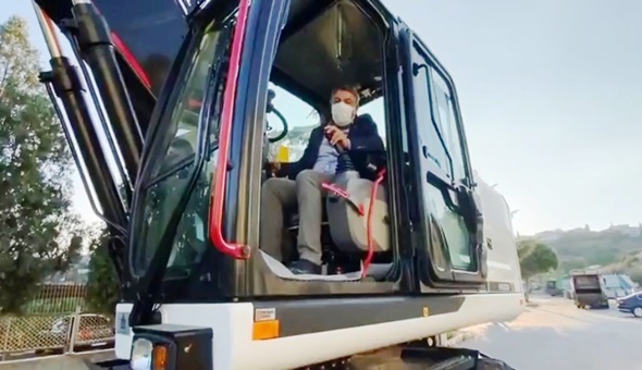 Dilovası’nın araç filosu yeni ekskavatör ile daha da güçlendi