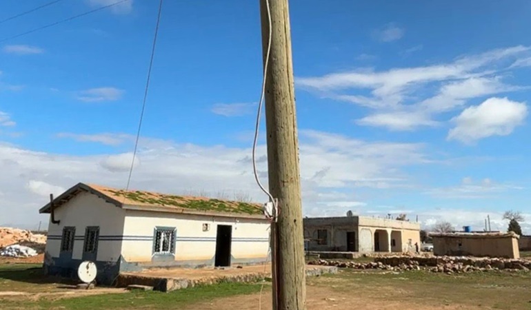 Direği oyup kabloları toprağın altından geçirerek kaçak hat çektiler!