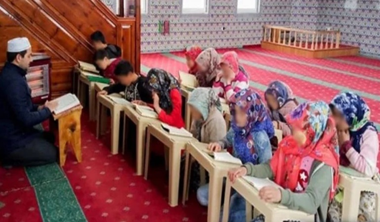 Diyanet’ten çocuklara sol el sağ el eğitimi