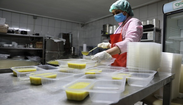 Doğalgazı kesilen aileye iftarda İzmit Belediyesinin Kardeş Elleri yetişti