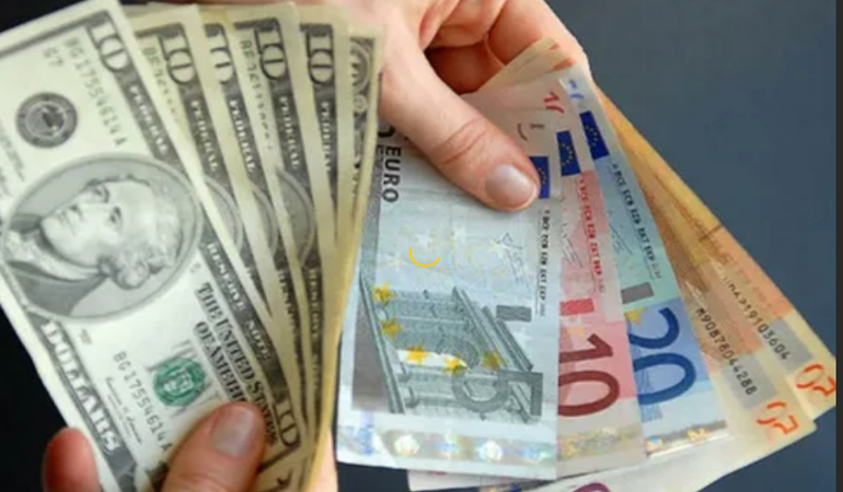Dolar yine Euro'ya fark attı