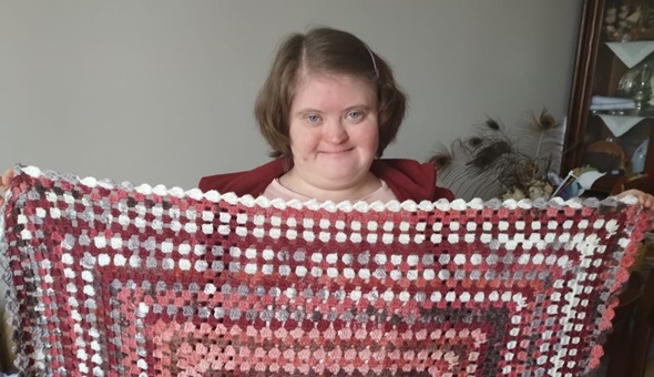 Down sendromlu Ceren kendi ördüğü battaniyeyi İzmir’e gönderdi