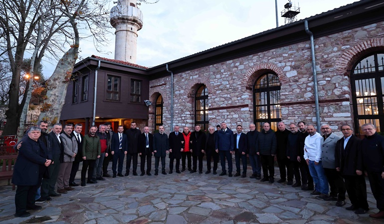 Dün adaylığı ilan edilen Büyükakın, güne sabah namazı ile başladı