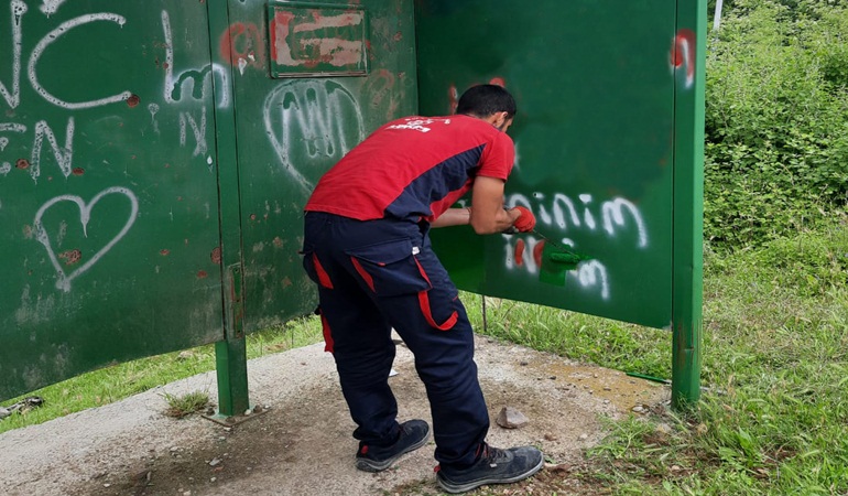 Duraklara yazılan yazıları sildiler