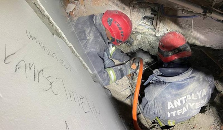 Duvara umudunuzu kaybetmeyin yazdı, 64 saat sonra kurtarıldı