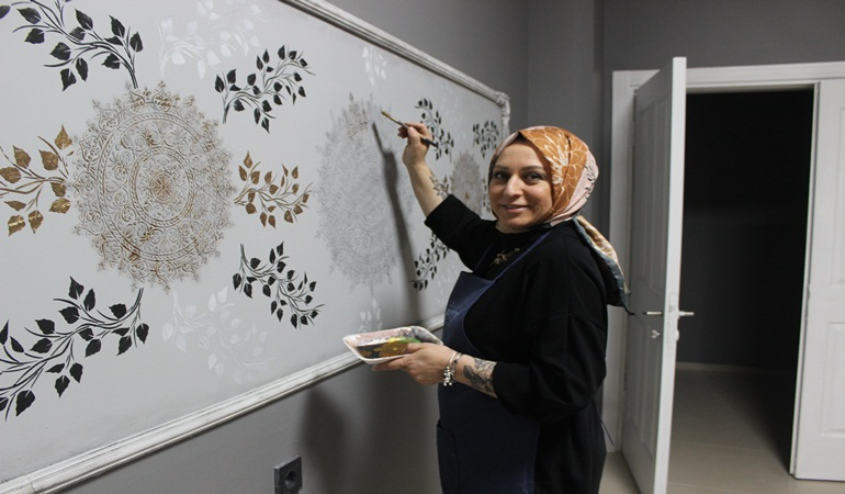 Duvarları tuval olarak kullanıyor