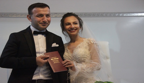 Eczacı aşıklar mutluluğa evet dedi