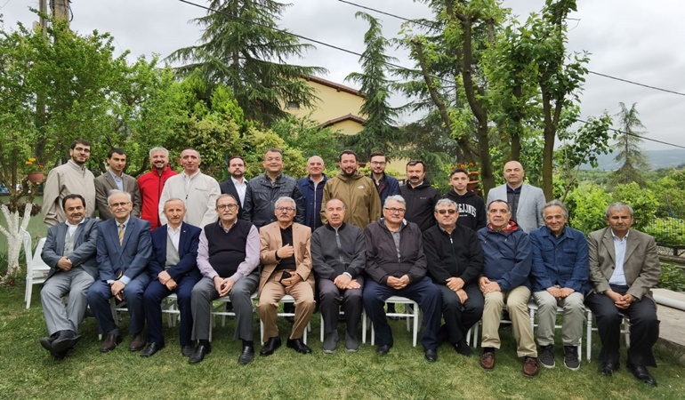 Eczacı Selçuk Arslan dostlarını bahçesinde ağırladı