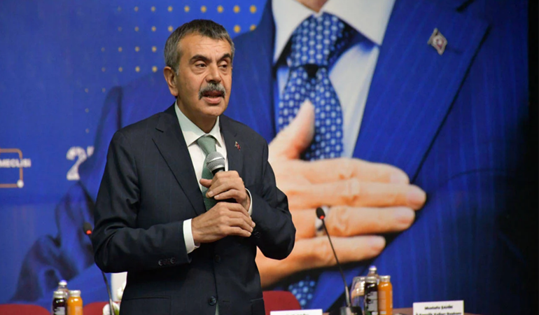Eğitimin kalitesi ile değil kıyafetle ilgilenen bakan!