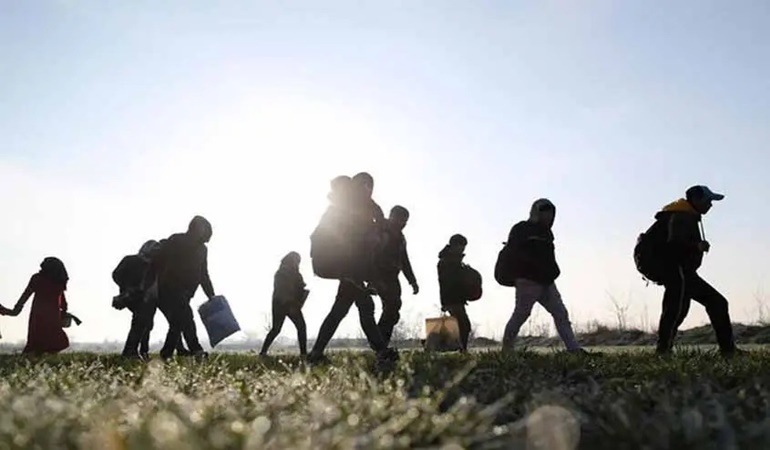 El alem göçmenler gelmesin diye, biz gitmesinler diye genelge çıkarıyoruz