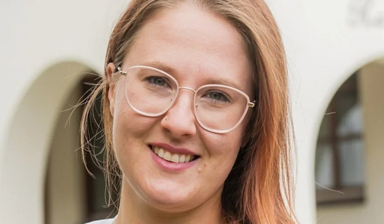 Eleştirildi diye istifa etti! Bizde de koltuğa oturanlar yapışıp kalıyorlar