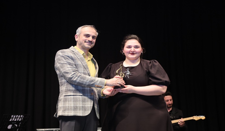 Elif Rana Aksoy, Çayırova’daki ses yarışmasının kazananı oldu