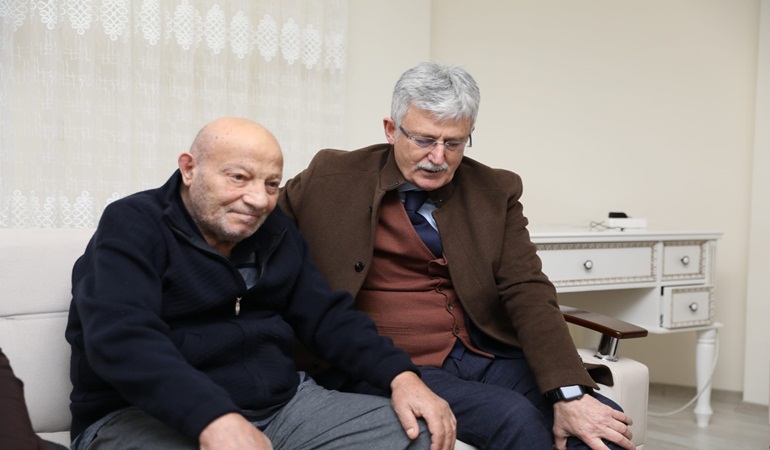 Ellibeş patlamadan kurtulan aileyi ziyaret etti