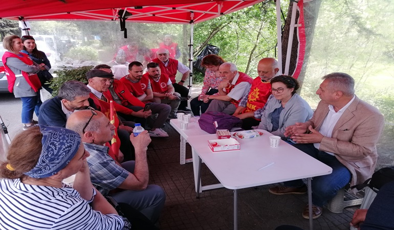 Emek Partisi’nden grevdeki Mersen işçilerine ziyaret 
