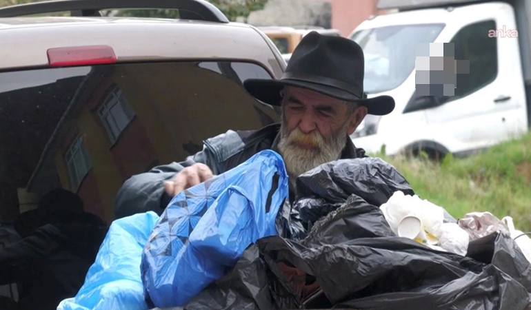 Emekli maaşıyla yaşamını sürdüremediği için çöplerden kağıt topluyor