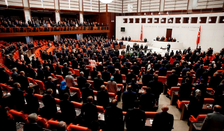 Emekli maaşlarıyla ilgili düzenleme AKP ve MHP oylarıyla reddedildi
