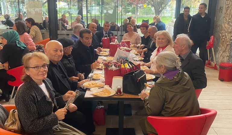 Emekli öğretmenler Gülümse Kafe'de ağırlandı 