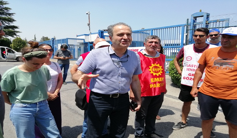 EMEP Milletvekili İskender Bayhan Gebze'de grevde olan işçileri ziyaret etti