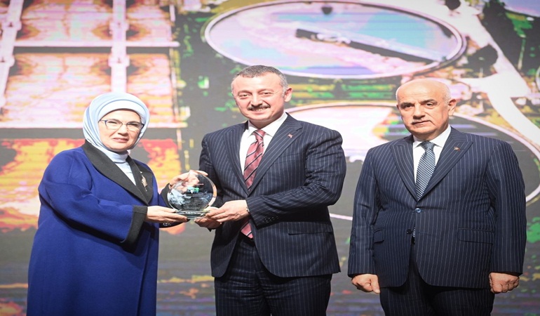 Emine Erdoğan’dan Başkan Büyükakın’a teşekkür plaketi