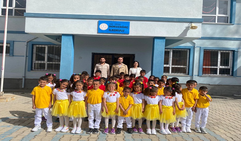 Emine Kavakçı, bayramda çocukları sevindirdi