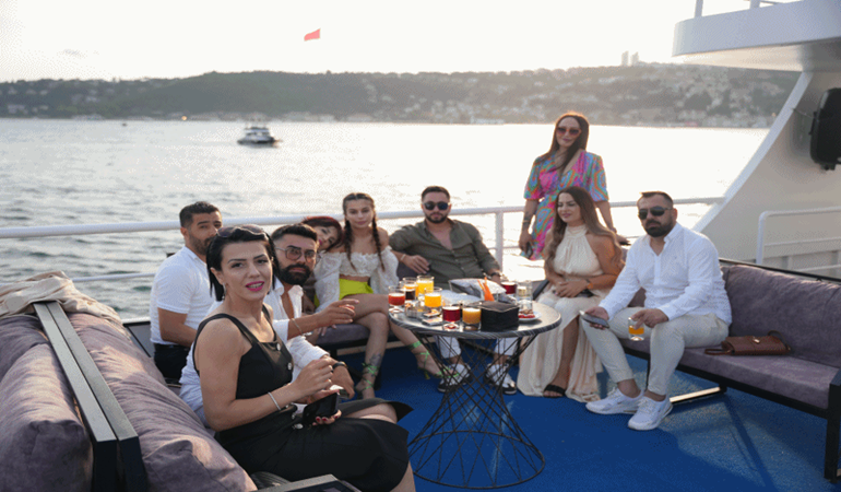 Emlak Kulübü üyelerinden boğazda tekne turu