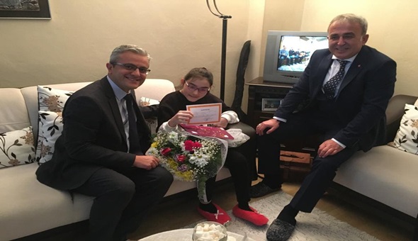 Engelli öğrencinin evde karne sevinci