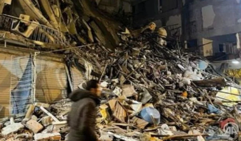 Enkaz altından yardım çığlıkları