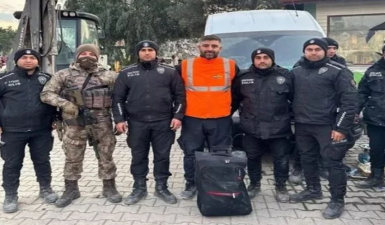 Enkazda 4 milyon dolar buldu