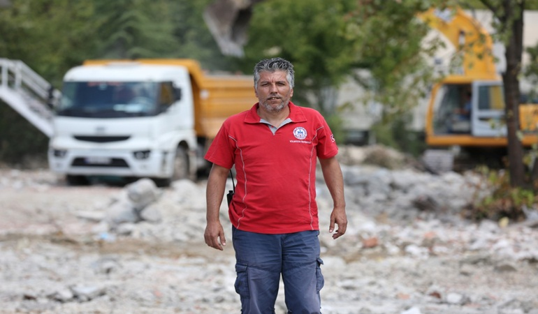 Enkazdan çıktı, gönüllü İtfaiyeci olarak vatandaşın yardımına koşuyor