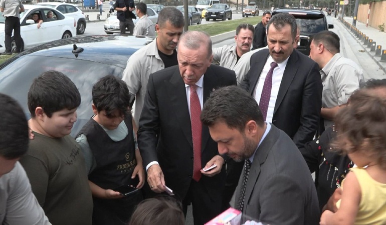 Erdoğan bakkala gitti çocuklara oyuncak ve para dağıttı