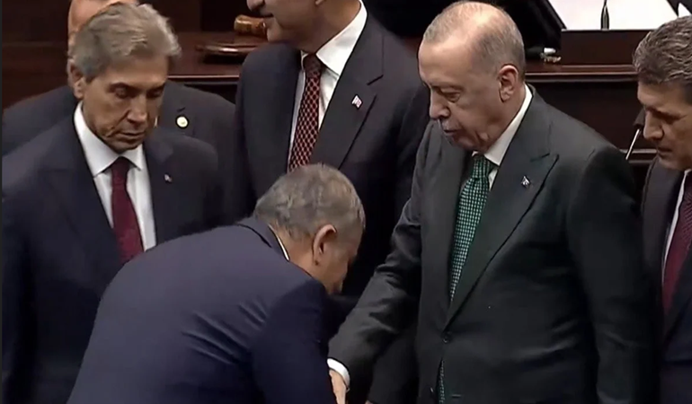 Erdoğan, CHP'den AKP'ye geçen başkana elini öptürmedi