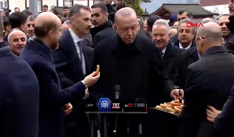 Erdoğan'dan vatandaşa simit, çocuklara harçlık