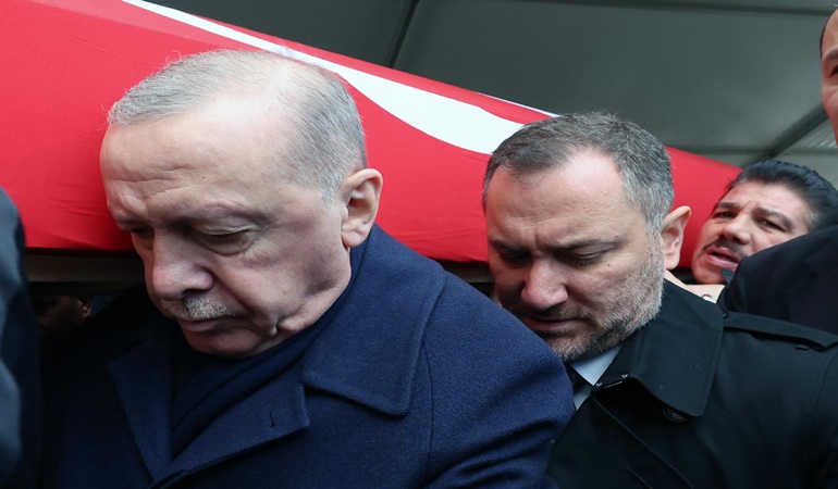 Erdoğan hayatını kaybeden başkanvekilinin tabutuna omuz verdi