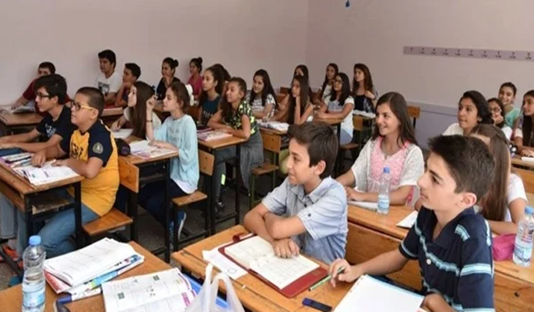 Erdoğan’ı dinleyip üç çocuk sahibi olanların kara kara düşündüğünü açıkladı