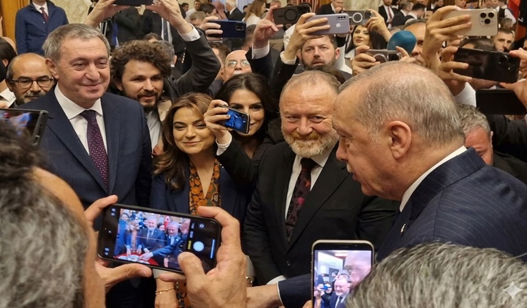 Erdoğan ile bir araya gelmeden salondan ayrıldı