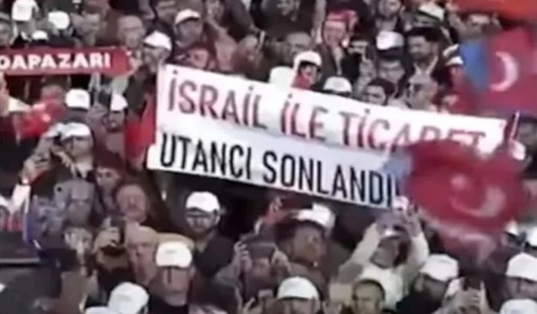 Erdoğan'ın mitinginde şok pankart